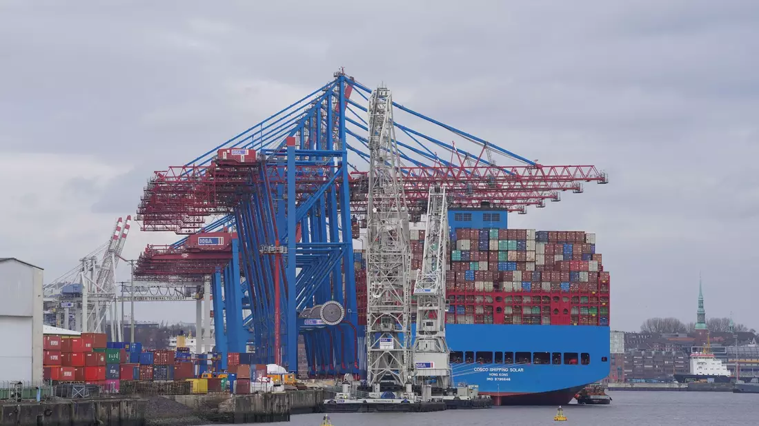 Hamburgs Bürgermeister Tschentscher erhofft sich vom MSC-Einstieg beim Hamburger Hafen Schubkraft für die gesamte maritime Wirtschaft. - Bild: Marcus Brandt/dpa