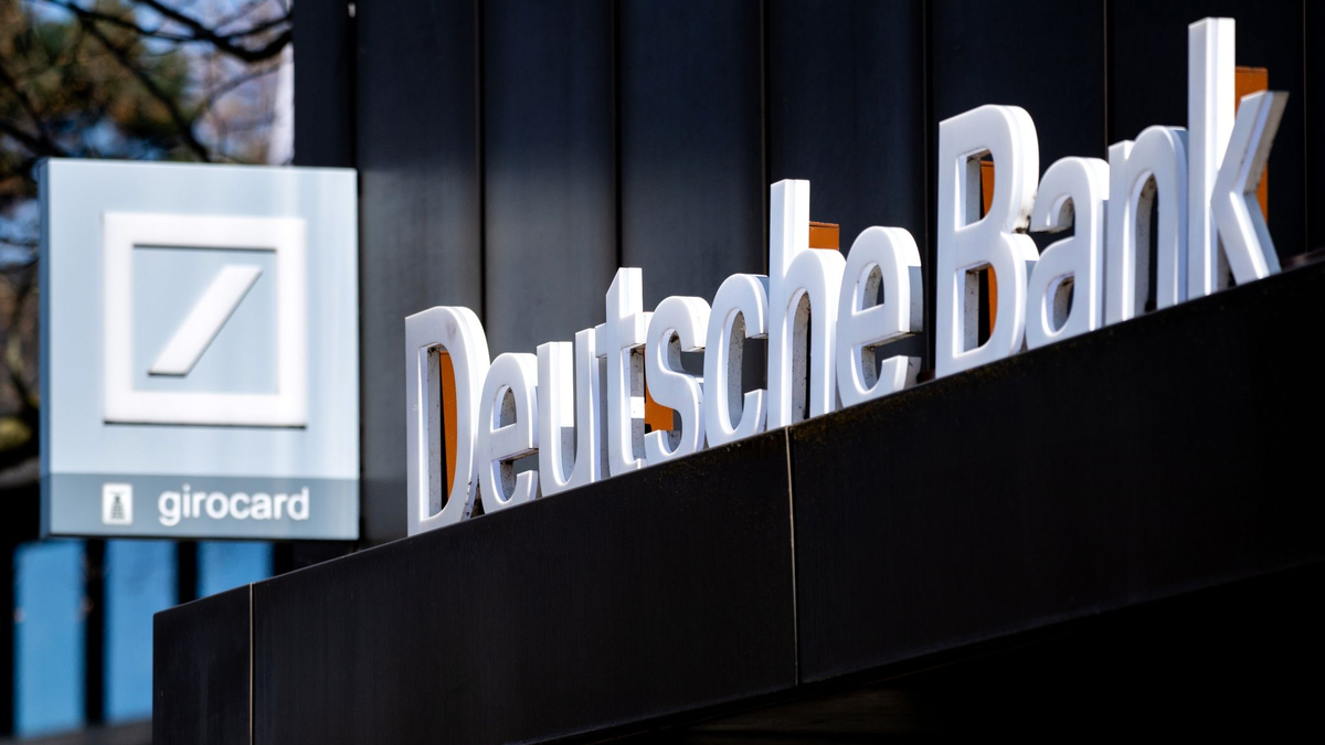 Eine Filiale der Deutschen Bank. Das Filialsterben der Banken in Deutschland geht weiter. - Foto: Hauke-Christian Dittrich/dpa
