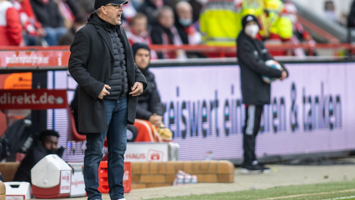 Der 1. FC Union Berlin hält eisern zu Trainer Urs Fischer. - Foto: Andreas Gora/dpa