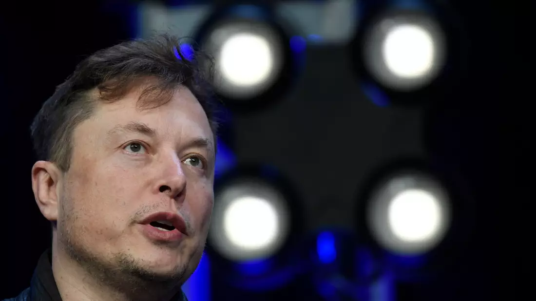 Elon Musks Firma Neuralink bekam kürzlich in den USA die Zulassung für klinische Tests an Menschen. - Bild: Susan Walsh/AP/dpa