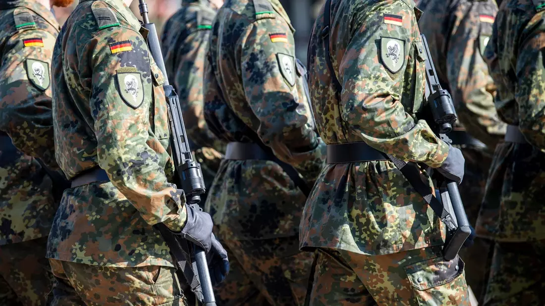 Soldaten der Bundeswehr stehen auf einem Appellplatz. - Bild: Sina Schuldt/dpa