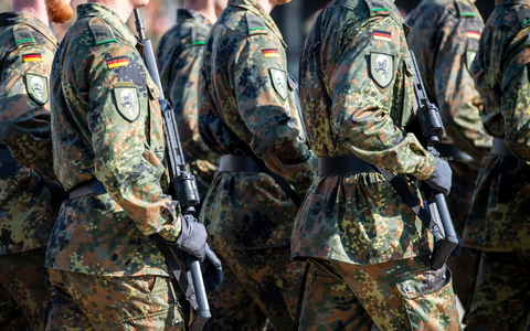 Soldaten der Bundeswehr stehen auf einem Appellplatz. - Foto: Sina Schuldt/dpa