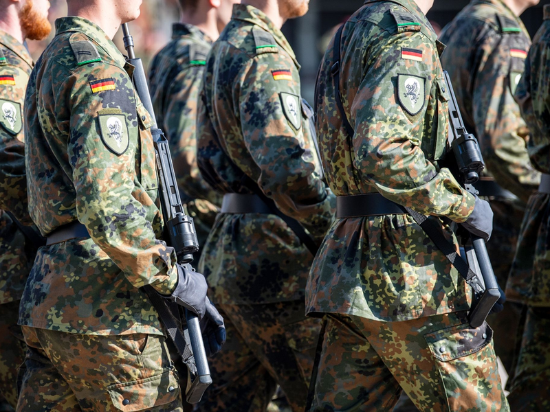 Soldaten der Bundeswehr stehen auf einem Appellplatz. - Foto: Sina Schuldt/dpa