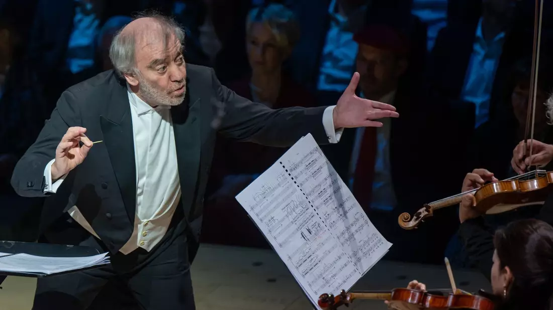 Gergijew, der zusätzlich zum Mariinski-Theater in St. Petersburg seit 2023 auch das renommierte Bolschoi-Theater in Moskau leitet, gilt seit Jahren als prominenter Unterstützer Putins. (Archivbild) - Bild: Peter Kneffel/dpa