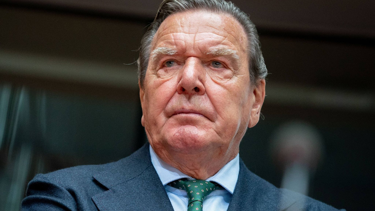 Der ehemalige Bundeskanlzer Gerhard Schröder steht wegen seiner Russland-Nähe in der Kritik. - Foto: Kay Nietfeld/dpa
