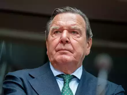 «Kritisiert, was ich getan habe oder lasst es»: Gerhard Schröder. - Foto: Kay Nietfeld/dpa