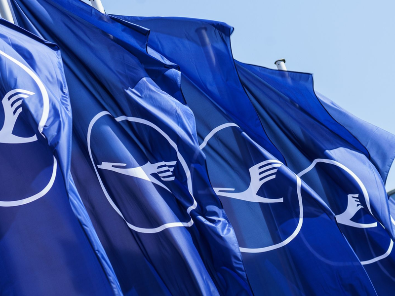 Lufthansa-Flaggen wehen vor dem Lufthansa-Aviation-Center. - Foto: Andreas Arnold/dpa