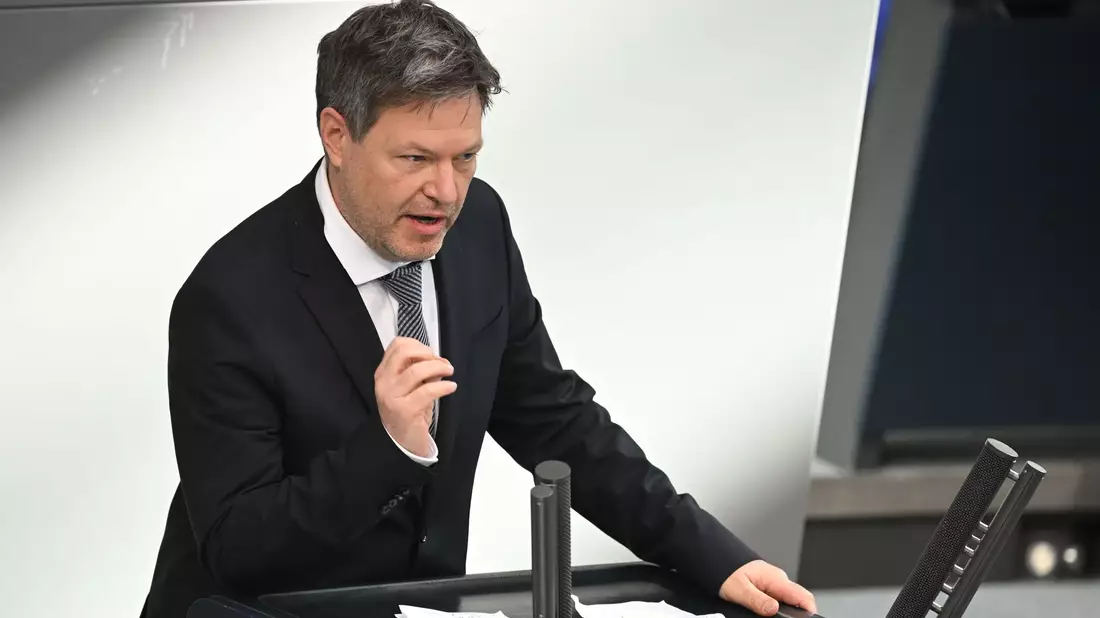 Wirtschaftsminister Robert Habeck spricht sich für einen temporär begrenzten und staatlich subventionierten «Brückenstrompreis» für energieintensive Unternehmen aus. In der Koalition ist das umstritten. - Bild: Bernd von Jutrczenka/dpa
