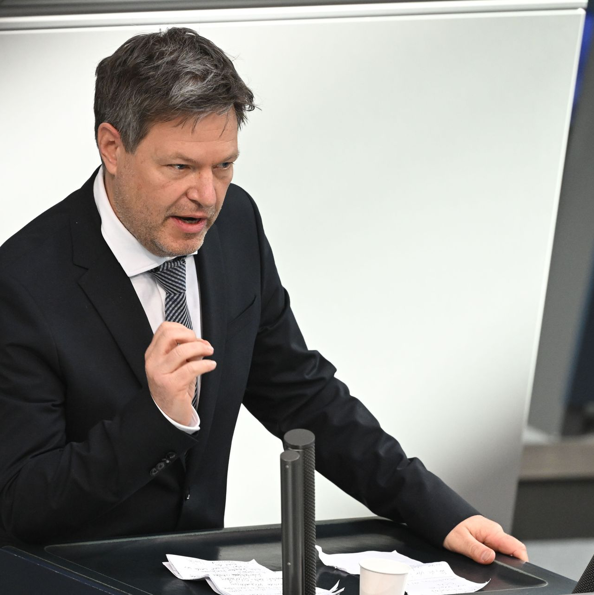 Wirtschaftsminister Robert Habeck spricht sich für einen temporär begrenzten und staatlich subventionierten «Brückenstrompreis» für energieintensive Unternehmen aus. In der Koalition ist das umstritten. - Foto: Bernd von Jutrczenka/dpa