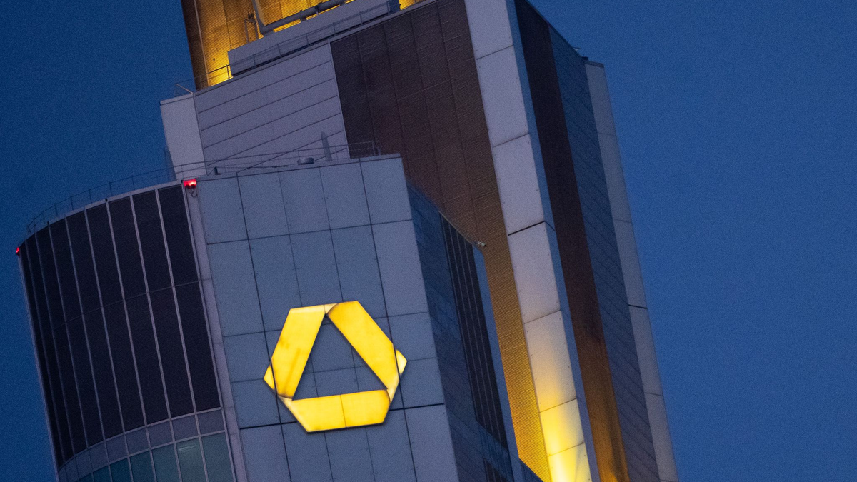 Wie bei anderen Geldhäusern beflügeln auch bei der Commerzbank die gestiegenen Zinsen die Geschäfte. - Foto: Sebastian Christoph Gollnow/dpa