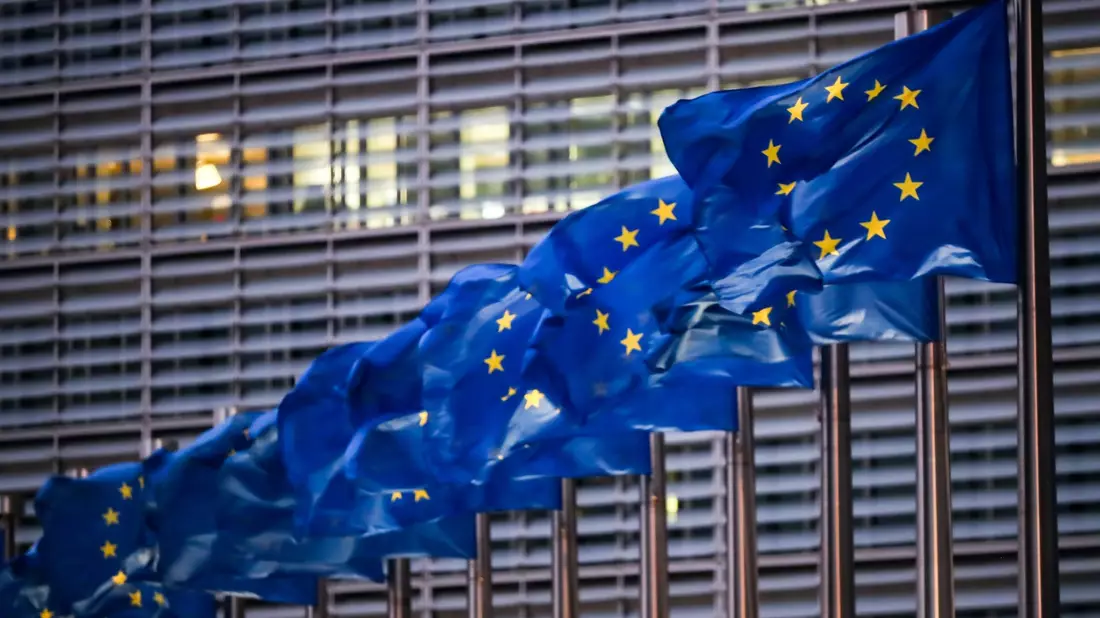 Europaflaggen wehen vor dem Sitz der EU-Kommission in Brüssel. - Bild: Zhang Cheng/XinHua/dpa
