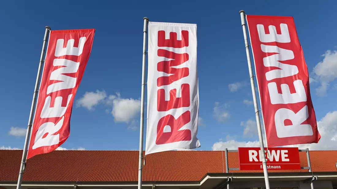 Bei Rewe sind die Gläser von «Rewe Bio» mit Mindesthaltbarkeitsdatum bis einschließlich 06.01.2025 betroffen, bei Penny die der Eigenmarke «Naturgut» mit Haltbarkeit bis einschließlich 17.04.2024. - Bild: Uwe Zucchi/dpa