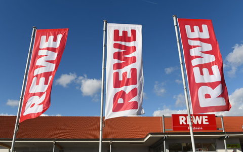 Bei Rewe sind die Gläser von «Rewe Bio» mit Mindesthaltbarkeitsdatum bis einschließlich 06.01.2025 betroffen, bei Penny die der Eigenmarke «Naturgut» mit Haltbarkeit bis einschließlich 17.04.2024. - Foto: Uwe Zucchi/dpa