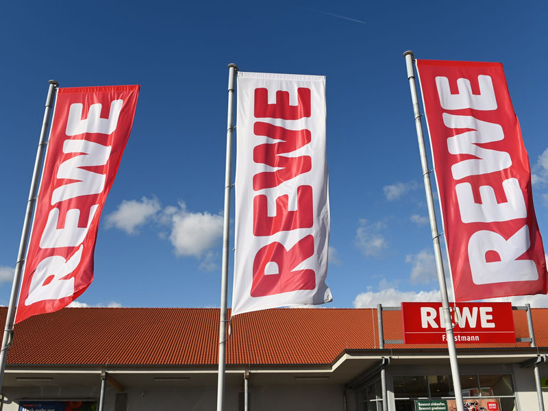 Bei Rewe sind die Gläser von «Rewe Bio» mit Mindesthaltbarkeitsdatum bis einschließlich 06.01.2025 betroffen, bei Penny die der Eigenmarke «Naturgut» mit Haltbarkeit bis einschließlich 17.04.2024. - Foto: Uwe Zucchi/dpa