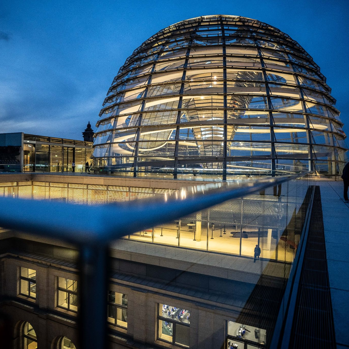 Kanzler Scholz und Unions-Kanzlerkandidat treten am Mittwoch im Bundestag zum inoffiziellen Wahlkampf-Auftakt gegeneinander an. - Foto: Michael Kappeler/dpa