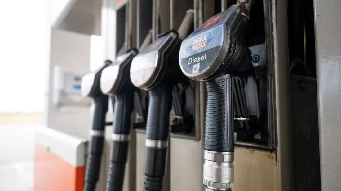 Der Bundestag hat den CO2-Preis angehoben, der auf Sprit, Gas und Heizöl anfällt. - Bild: Christophe Gateau/dpa