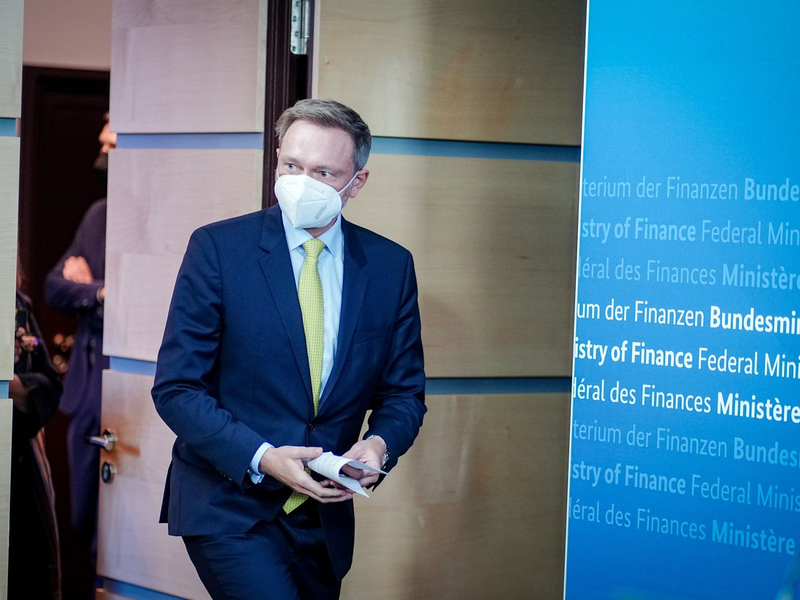 Finanzminister Christian Lindner (FDP) will mit seinem Etat für 2024 die im Grundgesetz verankerte Schuldenbremse wieder einhalten. - Foto: Kay Nietfeld/dpa