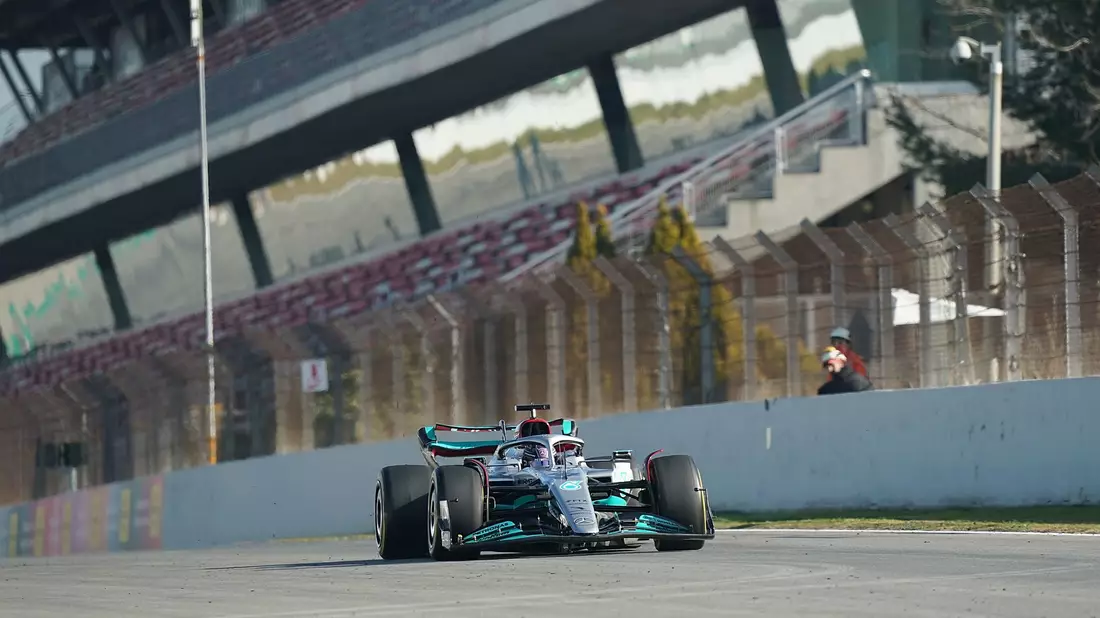 Lewis Hamilton aus Großbritannien vom Team Mercedes steuert sein Fahrzeug in der Boxengasse. - Bild: Hasan Bratic/dpa