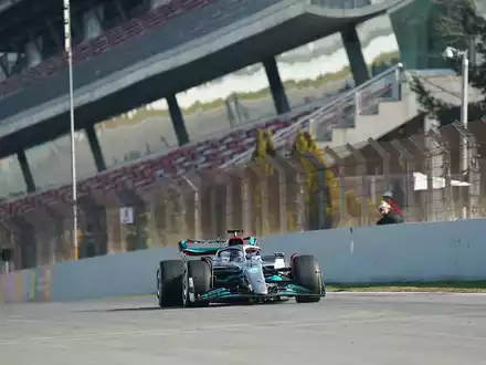 Ex-Formel-1-Weltmeister Lewis Hamilton war in Katar zu Fuß in die Boxengasse zurückgekehrt. - Foto: Hasan Bratic/dpa