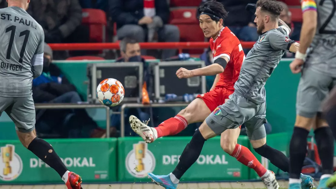 Unions Rani Khedira (r) bringt Neapels Eljif Elmas (M) zu Fall. - Bild: Andreas Gora/dpa