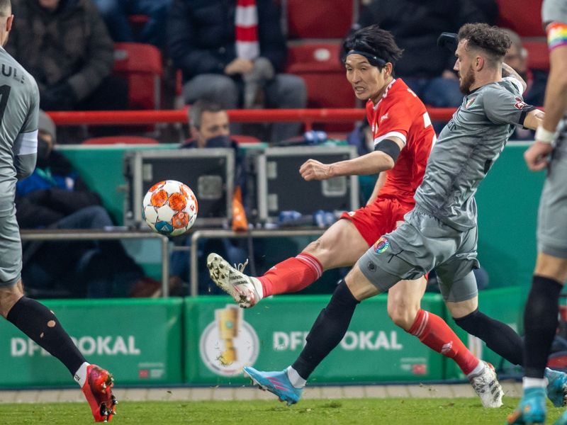 Herthas Doppeltorschütze Fabian Reese (l) im Zweikampf mit William Mikelbrencis vom HSV. - Foto: Andreas Gora/dpa