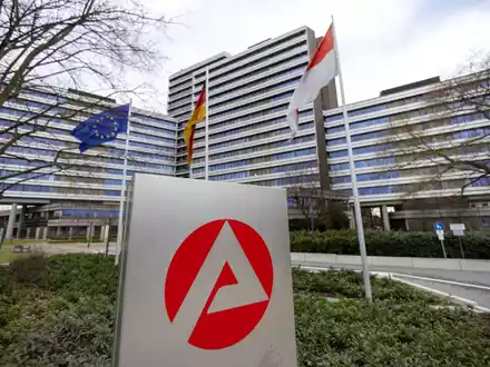 Über der Grenze von drei Millionen lag die Zahl der Arbeitslosen zuletzt im Februar 2015. Die August-Zahlen waren zuletzt vor 15 Jahren so hoch. (Archivbild)  - Foto: Daniel Karmann/dpa