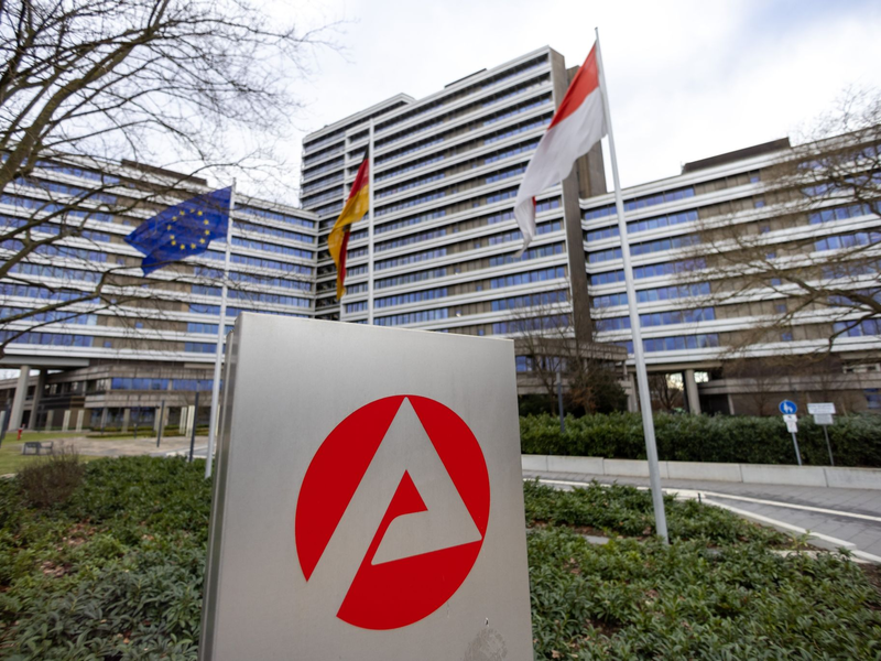 Über der Grenze von drei Millionen lag die Zahl der Arbeitslosen zuletzt im Februar 2015. Die August-Zahlen waren zuletzt vor 15 Jahren so hoch. (Archivbild)  - Foto: Daniel Karmann/dpa