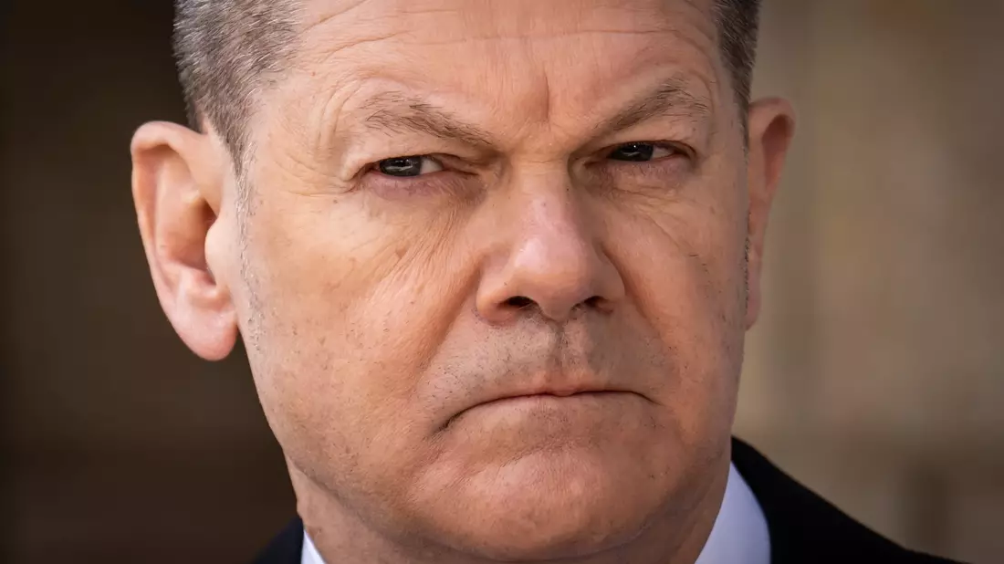 Bundeskanzler Olaf Scholz (l) ist zu einem Solidaritätsbesuch nach Israel gereist. - Bild: Michael Kappeler/dpa