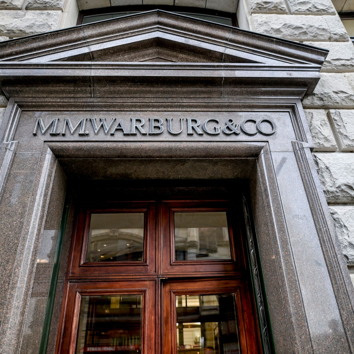 Das Bankhaus M.M.Warburg & CO in Hamburg. Dem Gesellschafter Christian Olearius werden 13 Fälle der besonders schweren Steuerhinterziehung vorgeworfen. - Foto: Axel Heimken/dpa