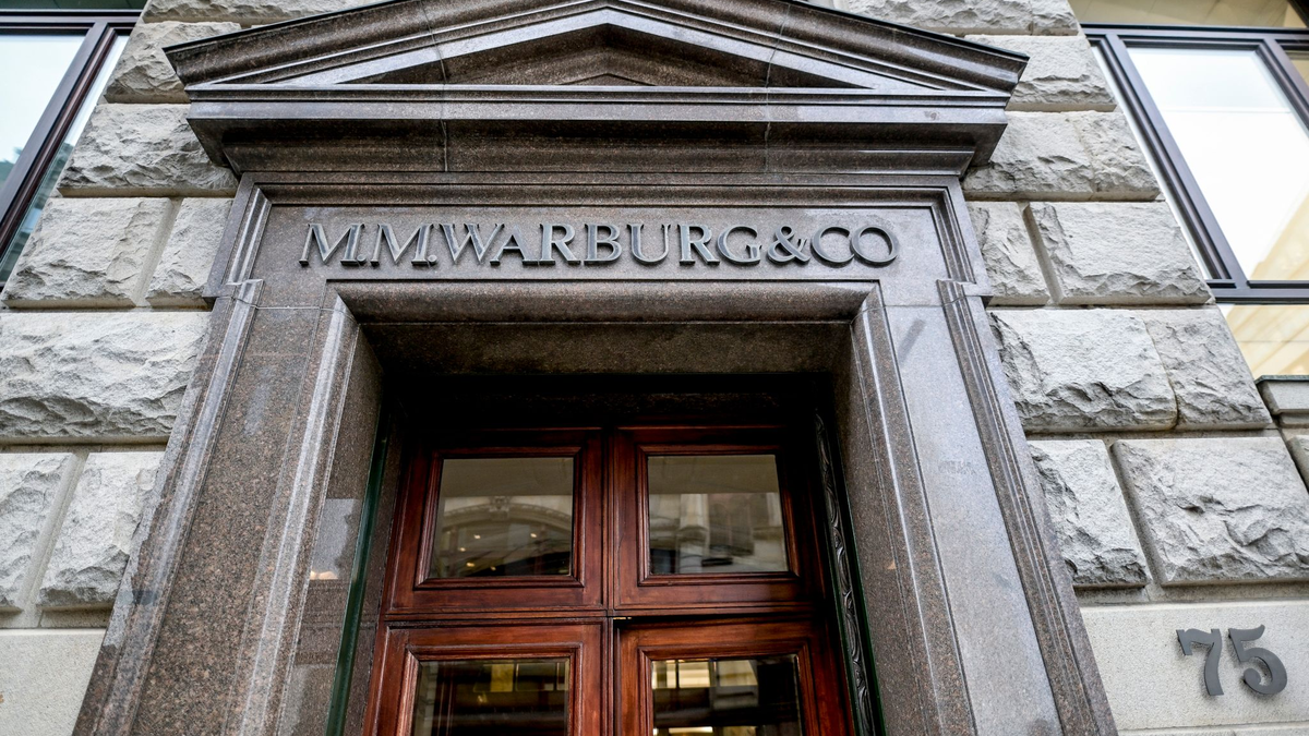 Die Eingangstür des Bankhauses M.M.Warburg & CO in Hamburg. Dem Gesellschafter Christian Olearius werden 13 Fälle der besonders schweren Steuerhinterziehung vorgeworfen. - Foto: Axel Heimken/dpa