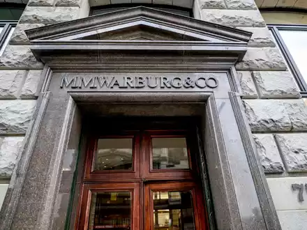 Die Eingangstür des Bankhauses M.M.Warburg & CO in Hamburg. Dem Gesellschafter Christian Olearius werden 13 Fälle der besonders schweren Steuerhinterziehung vorgeworfen. - Foto: Axel Heimken/dpa