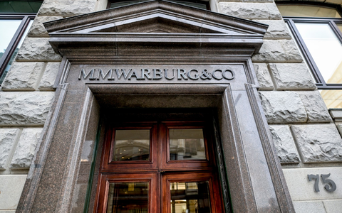 Das Bankhaus M.M.Warburg & CO in Hamburg. Dem Gesellschafter Christian Olearius werden 13 Fälle der besonders schweren Steuerhinterziehung vorgeworfen. - Foto: Axel Heimken/dpa