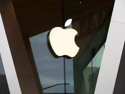 Apple-Logo an der Fassade eines Apple-Stores in New York. - Foto: Kathy Willens/AP/dpa
