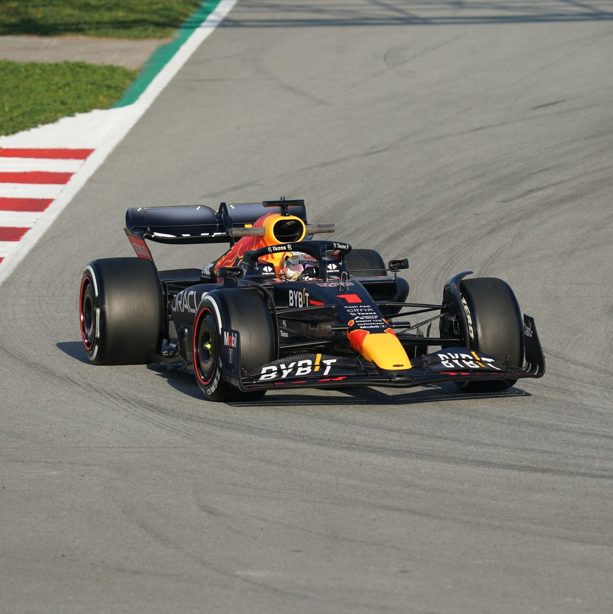 Max Verstappen aus den Niederlanden vom Team Oracle Red Bull ist auf der Strecke in Zandvoort unterwegs. - Foto: Hasan Bratic/dpa