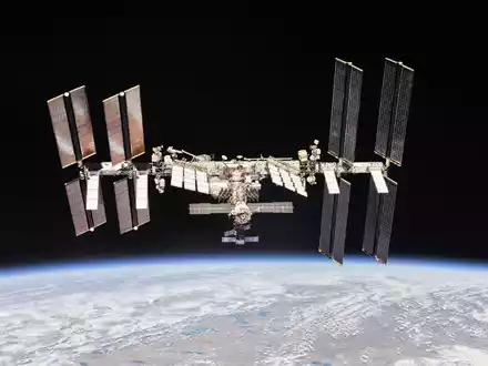 Eine externe Palette mit ausgedienten Nickel-Wasserstoff-Batterien wird von einem Roboterarm der ISS freigegeben. - Foto: NASA/dpa
