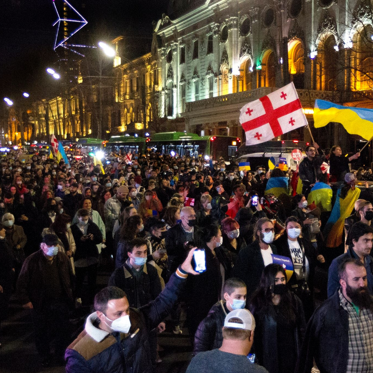Menschen protestieren Ende Mai vor dem Parlamentsgebäude in Tiflis gegen das Gesetz über ausländische Einflussnahme. - Foto: Shakh Aivazov/AP/dpa