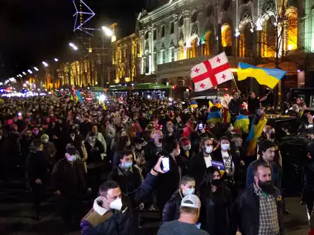 Menschen protestieren Ende Mai vor dem Parlamentsgebäude in Tiflis gegen das Gesetz über ausländische Einflussnahme. - Foto: Shakh Aivazov/AP/dpa