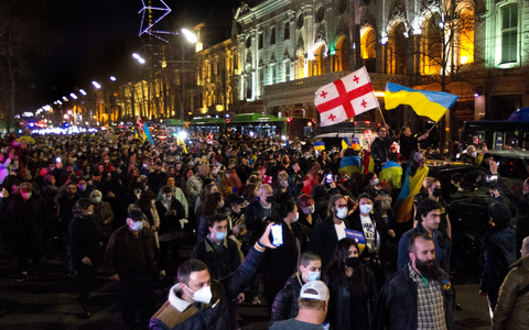 Menschen protestieren Ende Mai vor dem Parlamentsgebäude in Tiflis gegen das Gesetz über ausländische Einflussnahme. - Foto: Shakh Aivazov/AP/dpa