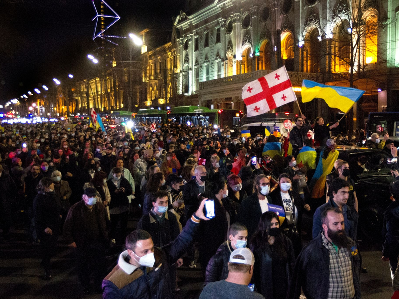 Menschen protestieren Ende Mai vor dem Parlamentsgebäude in Tiflis gegen das Gesetz über ausländische Einflussnahme. - Foto: Shakh Aivazov/AP/dpa