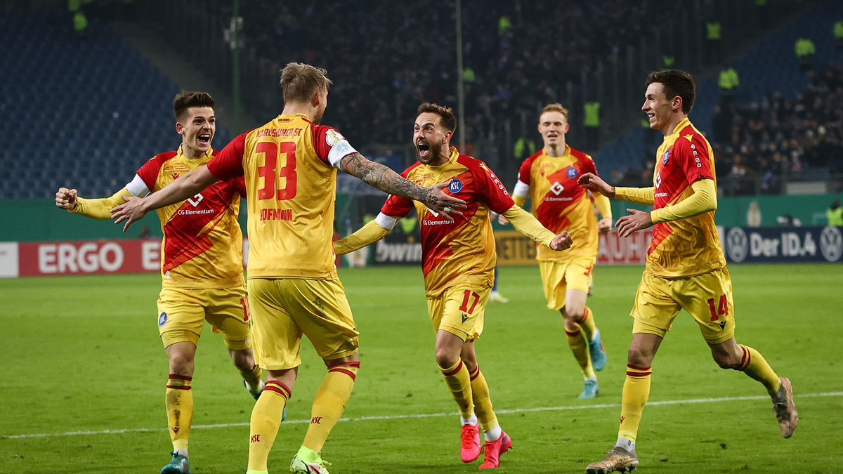 Maximilian Mittelstädt (r) feierte seinen Treffer zur neuen Torhymne. - Foto: Christian Charisius/dpa