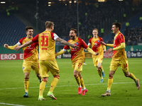 Maximilian Mittelstädt (r) feierte seinen Treffer zur neuen Torhymne. - Foto: Christian Charisius/dpa