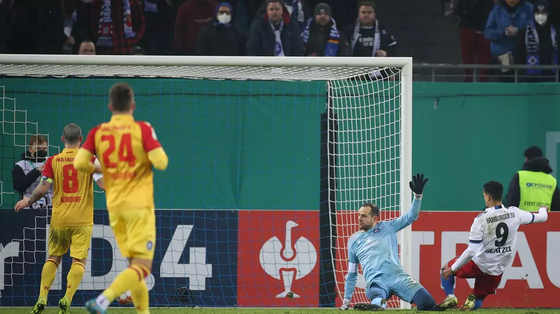 Leonardo Bonucci (M/19) erzielt mit einem Nachschuss das 1:1 für Italien gegen England. - Bild: Christian Charisius/dpa
