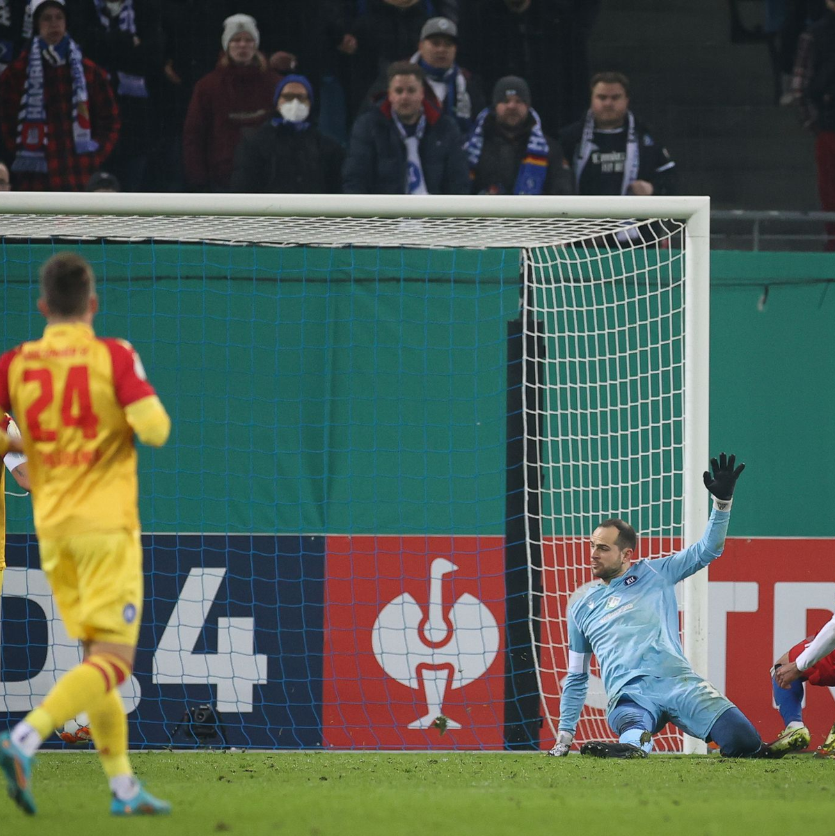Leonardo Bonucci (M/19) erzielt mit einem Nachschuss das 1:1 für Italien gegen England. - Foto: Christian Charisius/dpa