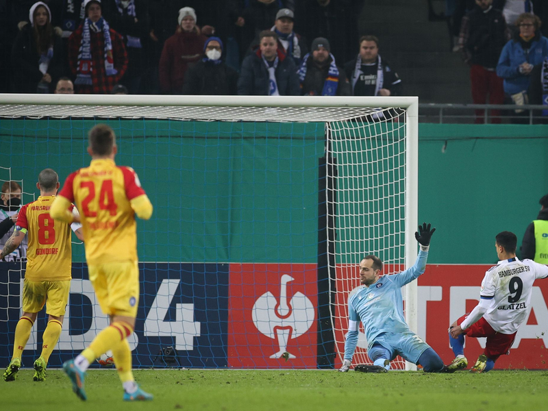 Leonardo Bonucci (M/19) erzielt mit einem Nachschuss das 1:1 für Italien gegen England. - Foto: Christian Charisius/dpa