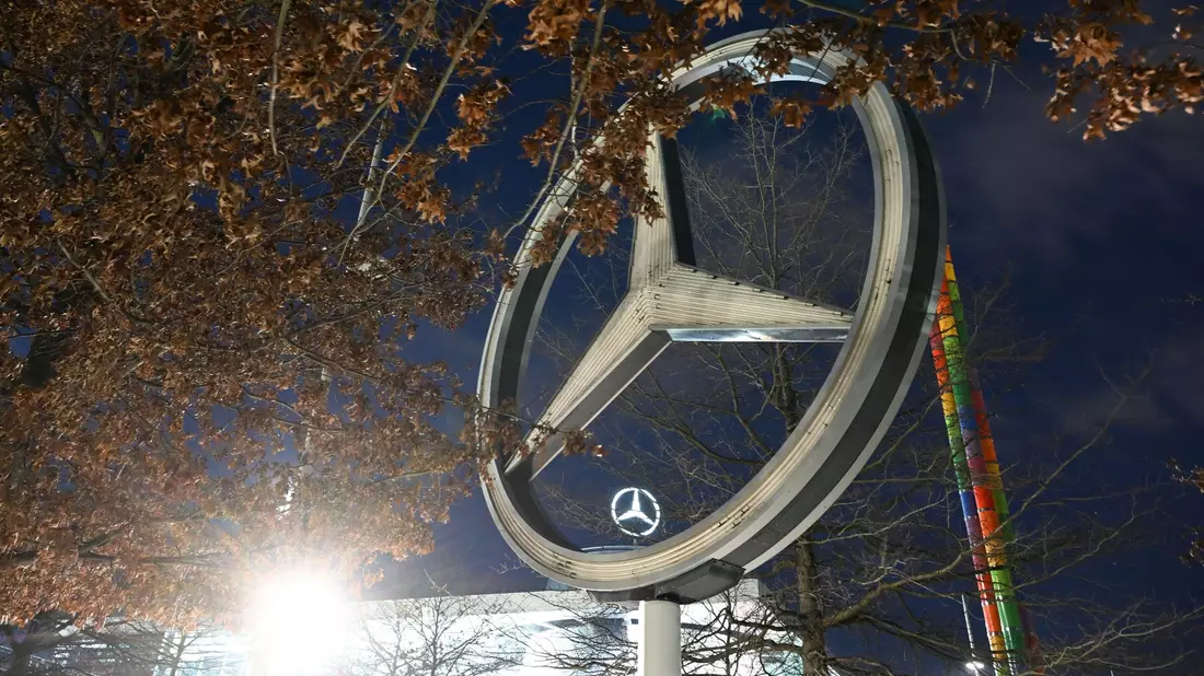 Mitarbeiter des Stuttgarter Autoherstellers Mercedes-Benz arbeiten in der Factory 56 im Werk in Sindelfingen. - Bild: Bernd Weißbrod/dpa