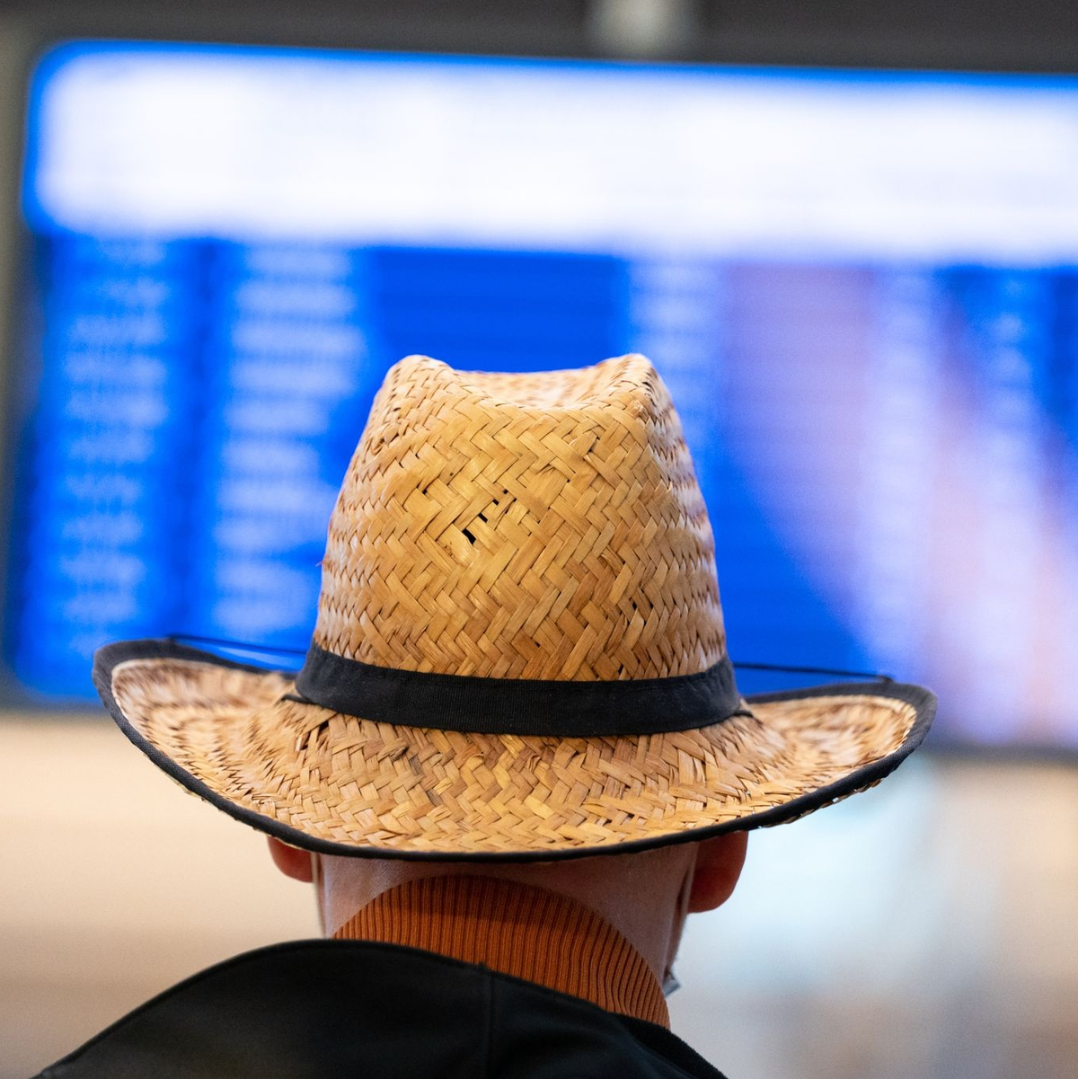 Der Geiselnehmer wird von der Polizei abgeführt. - Foto: Jonas Walzberg/dpa