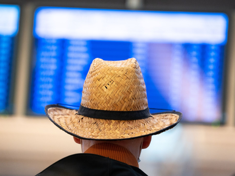 Der Geiselnehmer wird von der Polizei abgeführt. - Foto: Jonas Walzberg/dpa