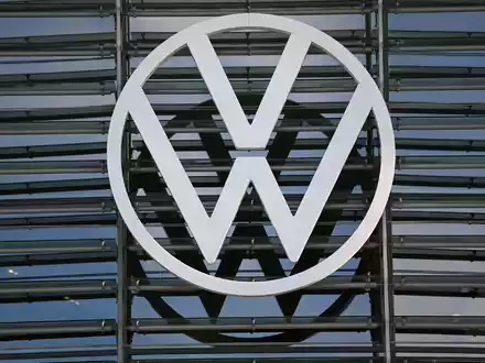 VW-Papiere sinken nach neuen Milliardenbelastungen im Konzern stark - Foto: Swen Pförtner/dpa
