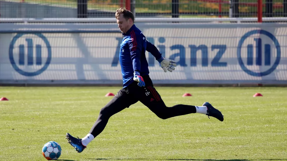 Bayerns Schlussmann Manuel Neuer fällt für das Duell mit Borussia Dortmund aus. - Bild: Matthias Balk/dpa