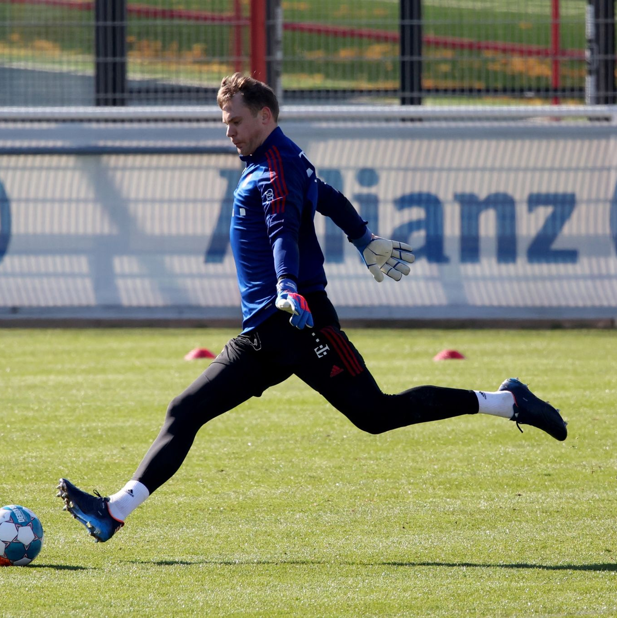 Fehlte zuletzt aufgrund von Adduktorenproblemen: Neuer könnte gegen Arsenal wieder im Tor stehen. - Foto: Matthias Balk/dpa